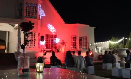 Escarlata propone una noche distinta en el chalet cantoni: Canciones íntimas, cruces en vivo y cercanía con el público