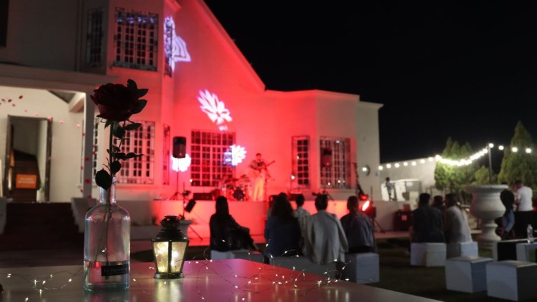 Escarlata propone una noche distinta en el chalet cantoni: Canciones íntimas, cruces en vivo y cercanía con el público