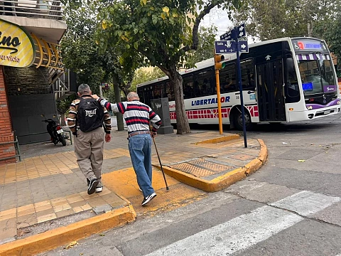 Extienden la validez de pases de colectivo vencidos para personas con discapacidad