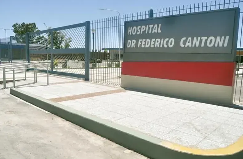 Esperaba el colectivo, la apuñalaron y le robaron la cartera: Terminó en el hospital