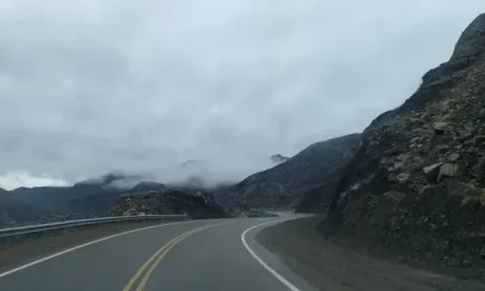 Un vuelco en Ruta 141 dejó a una familia hospitalizada tras perder el control del vehículo por el sol