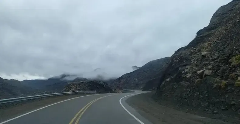 Un vuelco en Ruta 141 dejó a una familia hospitalizada tras perder el control del vehículo por el sol