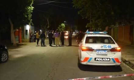 Tragedia en Rawson: murió un joven de 18 años tras un violento choque entre un auto y una moto