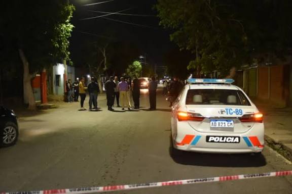 Tragedia en Rawson: murió un joven de 18 años tras un violento choque entre un auto y una moto