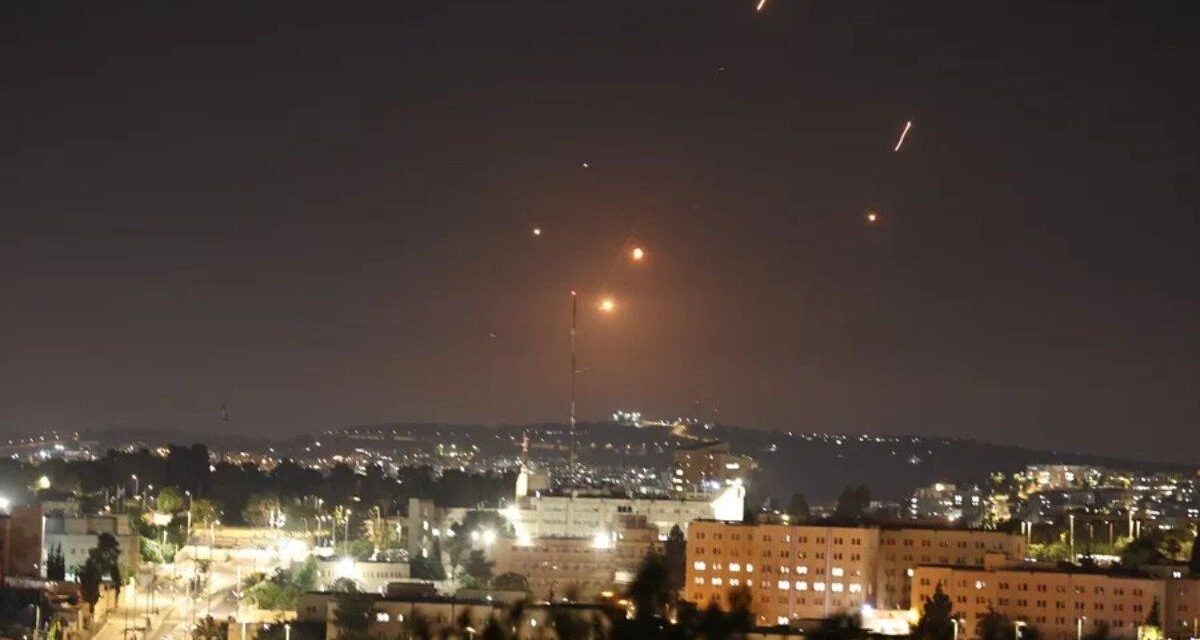 Irán eleva la presión y pone bajo amenaza a embajadas israelíes en todo el mundo