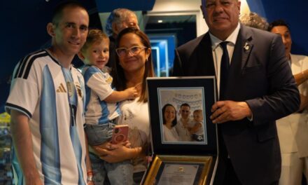 Chiqui Tapia le entregó una camiseta y una plaqueta a Nahuel Gallo en el entretiempo del amistoso de la Selección Argentina