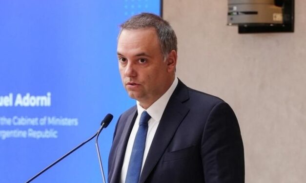 La Justicia investiga compras de Manuel Adorni con tarjetas ajenas