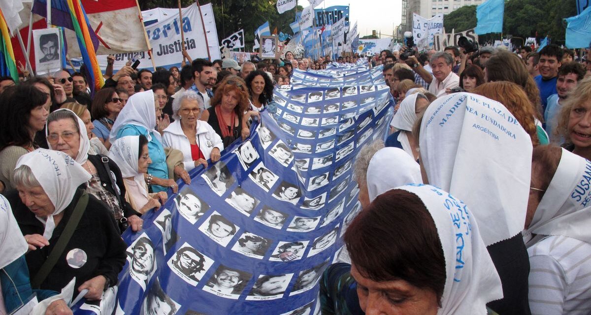 A 50 años del golpe de Estado, organismos de derechos humanos marchan unidos y cuestionan al Gobierno