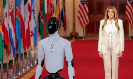La primera dama de los Estados Unidos participó de una cumbre tecnológica junto a un robot con inteligencia artificial