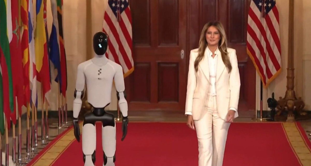 Un robot con inteligencia artificial acompañó a Melania Trump en una cumbre global sobre educación y tecnología