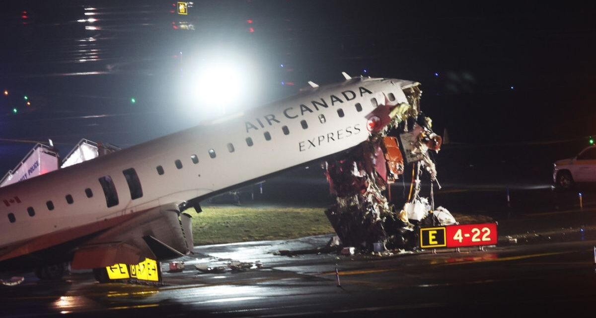así se estrelló el avión contra el camión de bomberos en la tragedia del aeropuerto de Nueva York