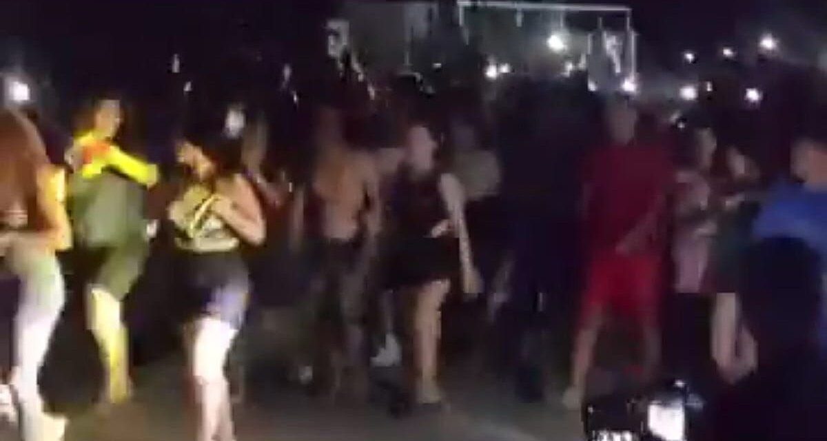 vecinos cacerolearon e incendiaron una sede del Partido Comunista