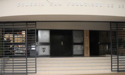 Escándalo en el Colegio San Francisco: Denuncian que al menos 30 alumnos llegaron alcoholizados y la Policía intervino
