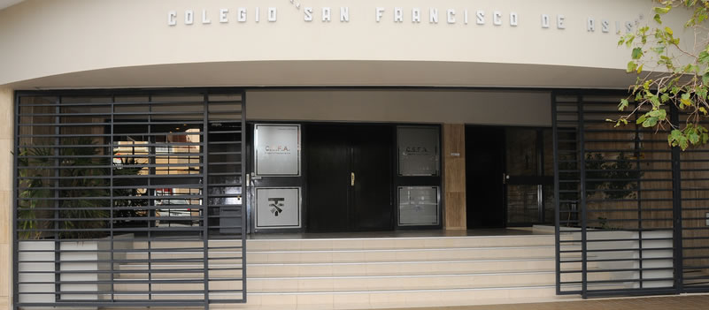 Escándalo en el Colegio San Francisco: Denuncian que al menos 30 alumnos llegaron alcoholizados y la Policía intervino