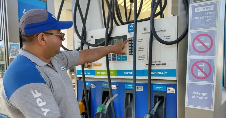 Golpe al bolsillo: En diez días, la nafta premium rompió el techo de los $2.000 y no frena la escalada