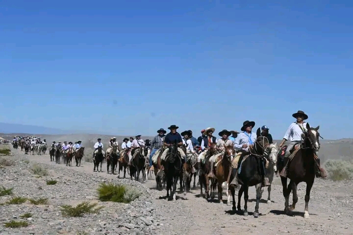 Fe, tradición y turismo: Multitudinaria cabalgata en Tudcum en honor a la Difunta Pascualita