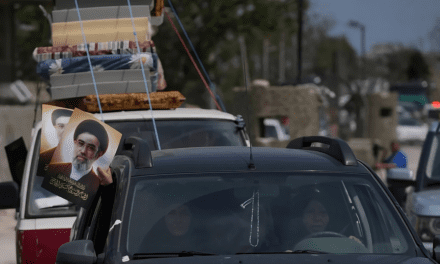 Miles de libaneses regresan a sus hogares tras la tregua, mientras Israel advierte que no terminó sus operaciones