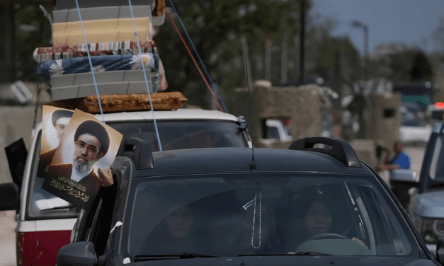 Miles de libaneses regresan a sus hogares tras la tregua, mientras Israel advierte que no terminó sus operaciones