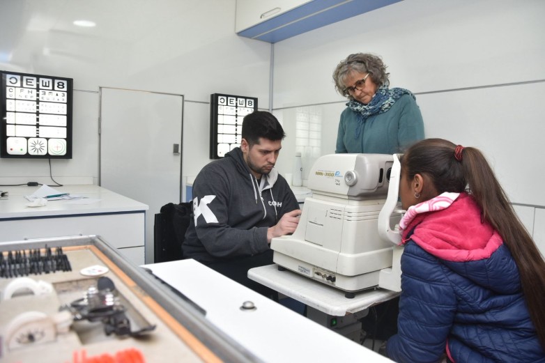 Anteojos gratis y múltiples servicios: Operativo integral para chicos en Capital