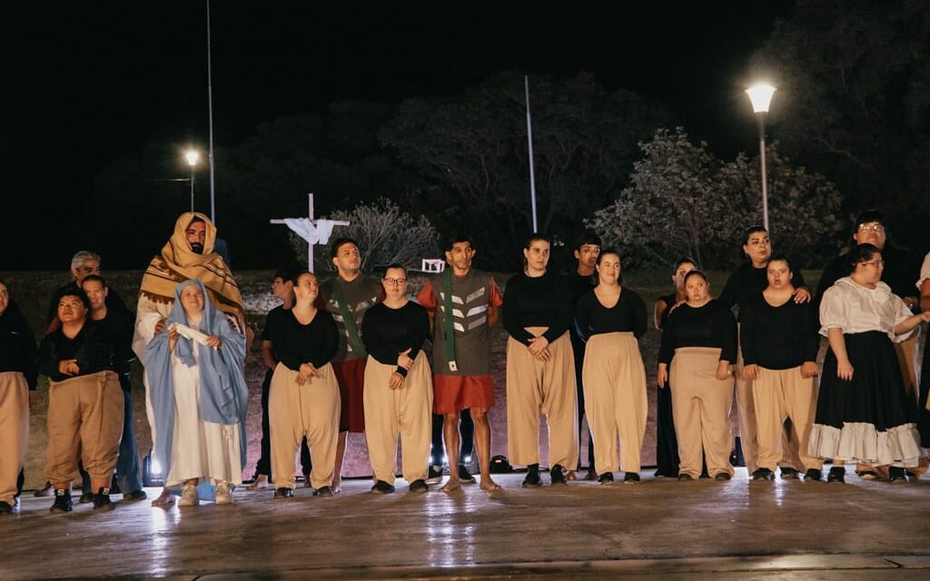 Inclusión y fe en escena: Emotivo Vía Crucis con artistas con discapacidad en Capital