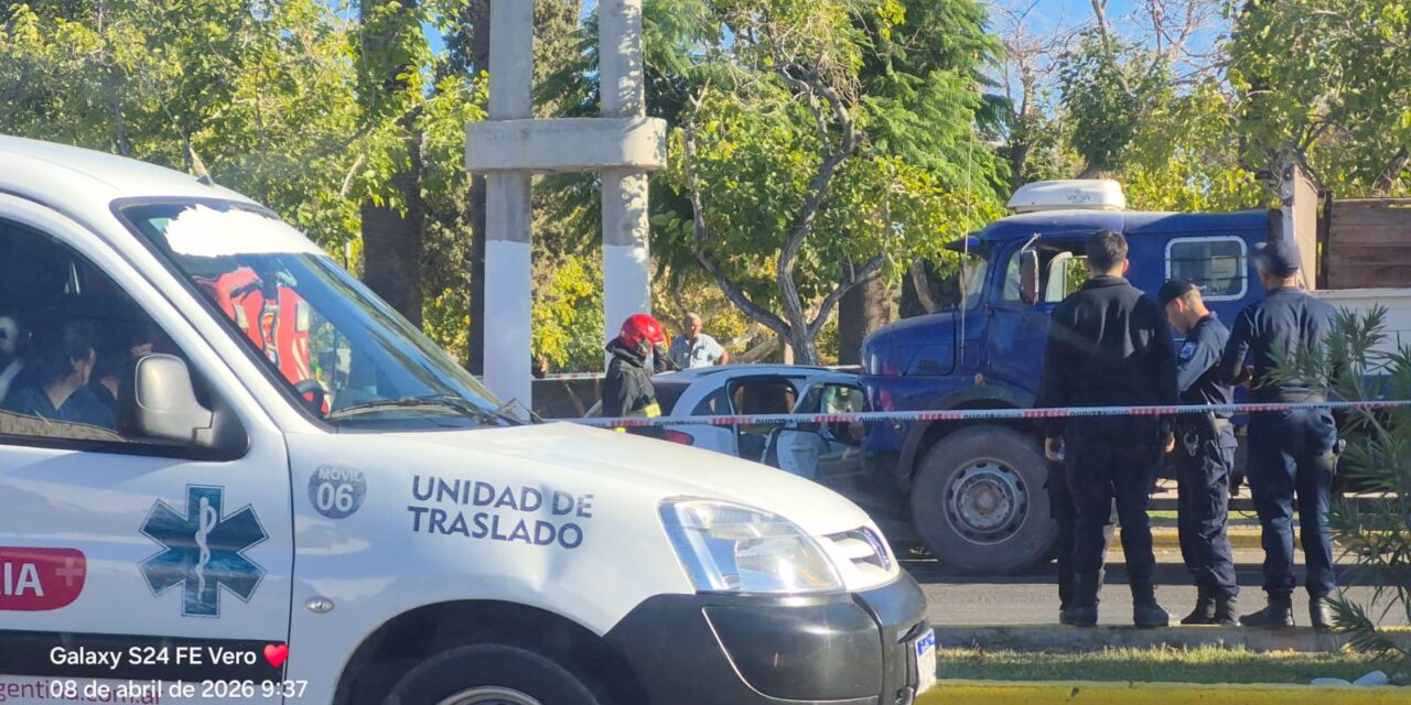 Confirmaron que la víctima fatal en Rivadavia es una mujer: Murió tras quedar atrapada bajo un camión