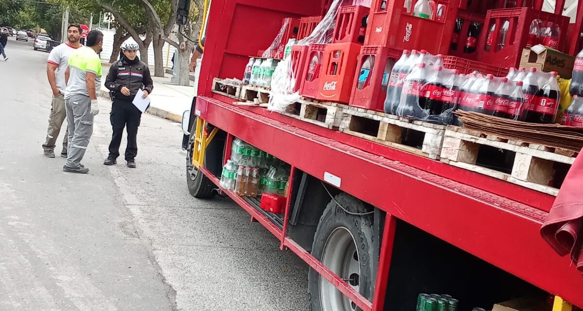 Lo sorprendieron robando bebidas de un camión en la Terminal y fue detenido