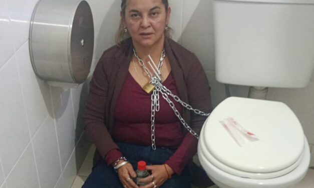 Tensión en pleno centro: Una mujer se encadenó en una obra social y exige respuestas urgentes