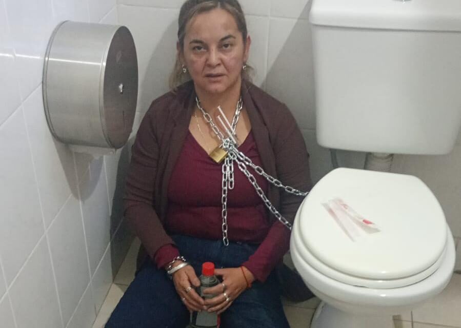 Tensión en pleno centro: Una mujer se encadenó en una obra social y exige respuestas urgentes