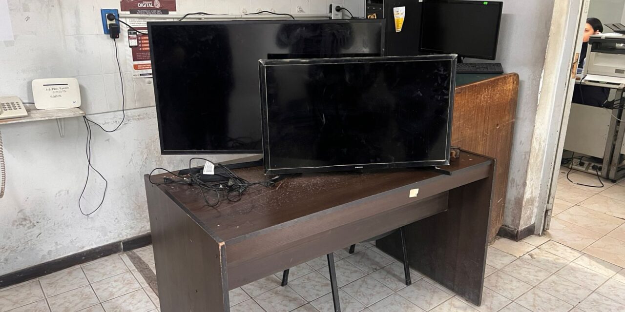 Tiraron dos televisores al canal para escapar de la Policía en Chimbas