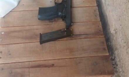 Tenía un arma oculta en un cajón y dijo que “era prestada”: Terminó preso