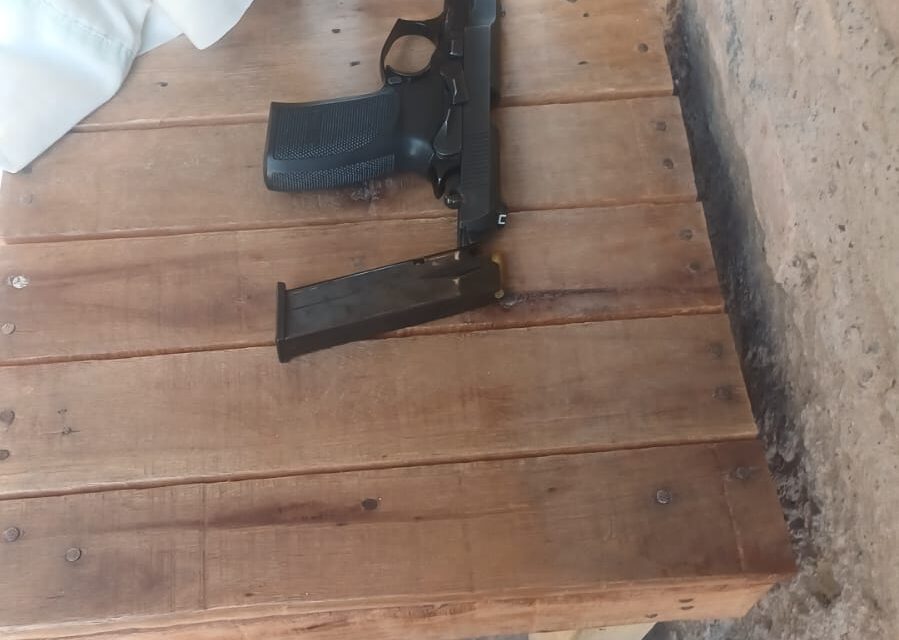 Tenía un arma oculta en un cajón y dijo que “era prestada”: Terminó preso