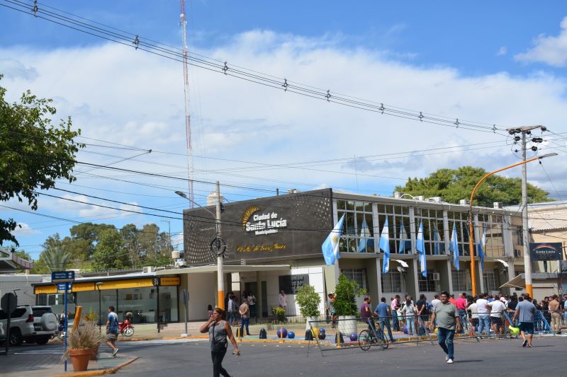 Santa Lucía refuerza el acompañamiento escolar con clases gratuitas en distintos barrios