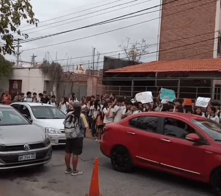 Reclamo en el colegio CESAP por el deterioro edilicio y la falta de aire acondicionado
