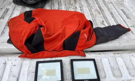 Cayó con los reflectores en la mano: Lo detuvieron a pocas cuadras tras robar en un local de Caucete