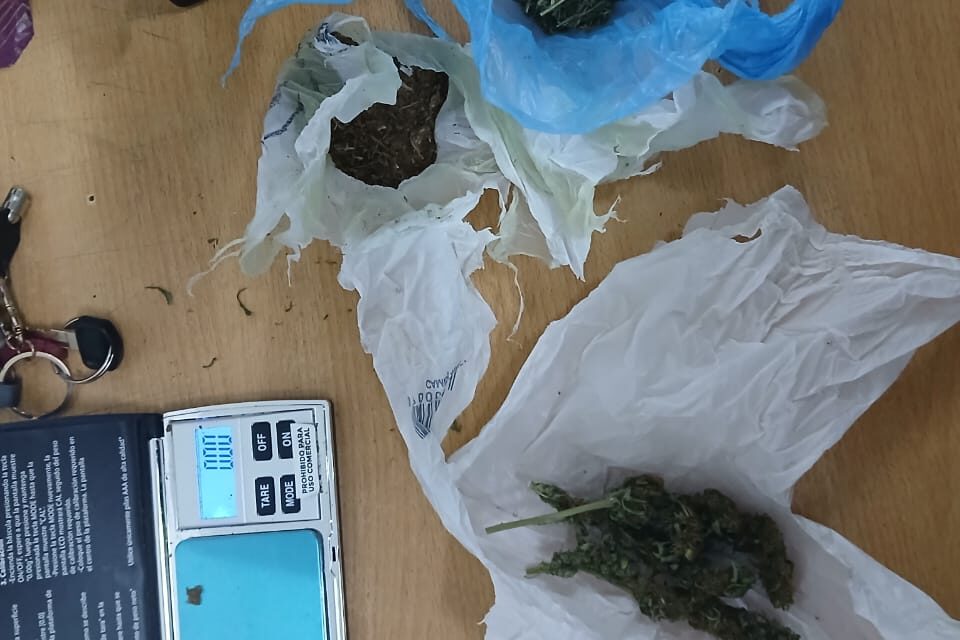 Intentó escapar en moto y cayó con droga: Detuvieron a un joven con marihuana y balanza en Rawson