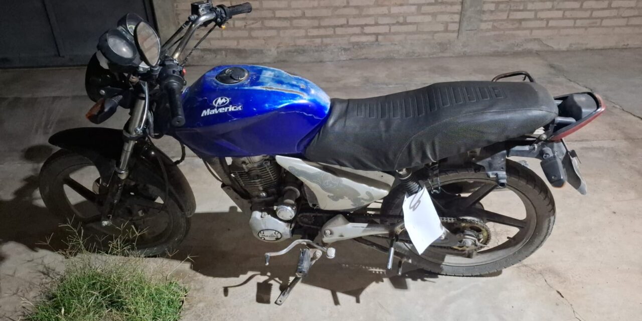 Moto robada y maniobras peligrosas: Dos hombres detenidos  en Rawson