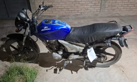 Moto robada y maniobras peligrosas: Dos hombres detenidos  en Rawson