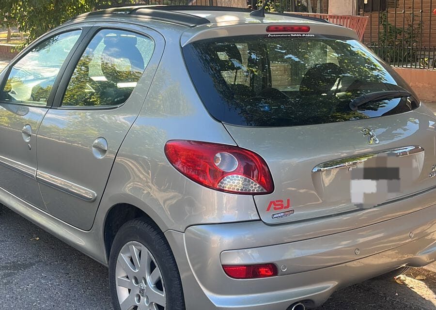 Detienen a un joven cuando intentaba robar en un auto en Rivadavia