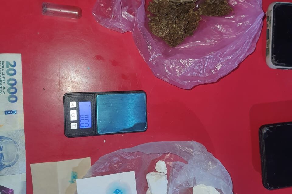 Cayó un punto de venta de droga en La Bebida: Secuestran cocaína, marihuana y medio millón de pesos
