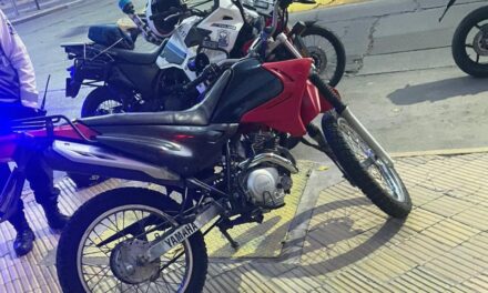 Recuperan moto robada en Capital y detienen a un hombre en pleno control policial