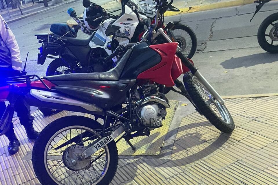 Recuperan moto robada en Capital y detienen a un hombre en pleno control policial