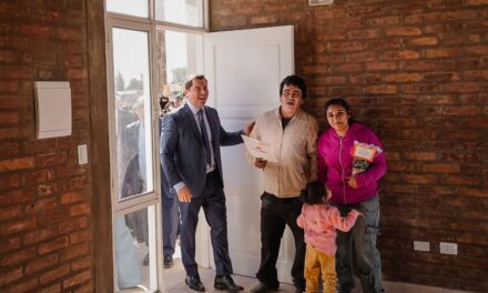 Entregaron 46 viviendas en Chimbas y nuevas familias ya tienen casa propia