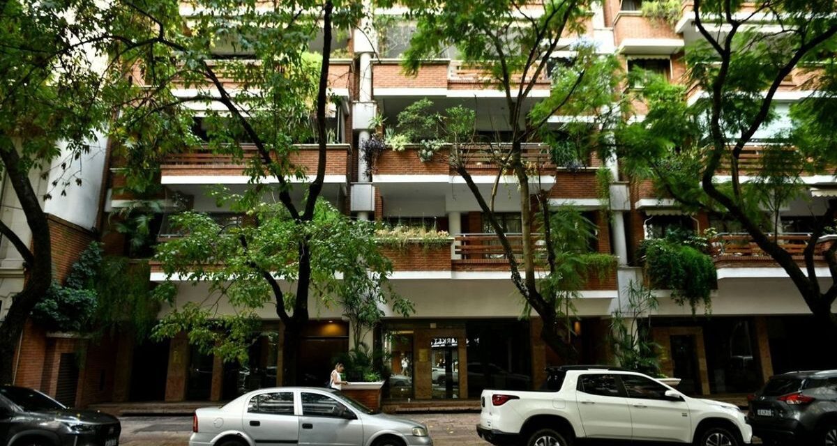 Los jóvenes que señaron el departamento son socios de la desarrolladora que construyó el edificio de la calle Miró