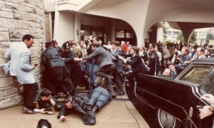 En el mismo lugar donde intentaron atacar a Donald Trump balearon a Ronald Reagan