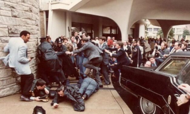 En el mismo lugar donde intentaron atacar a Donald Trump balearon a Ronald Reagan