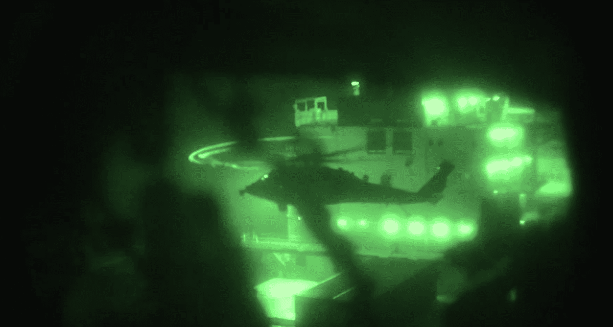 EEUU difundió el abordaje nocturno de un grupo de marines a un buque petrolero iraní