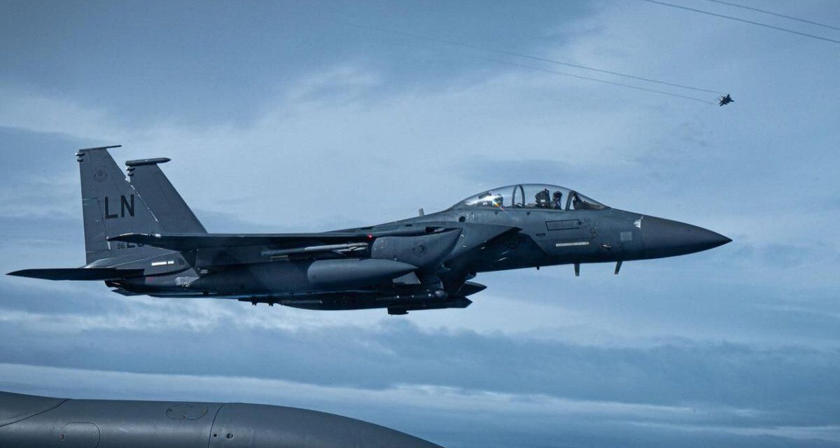 Rescataron a un piloto, otro sigue desaparecido y crece la tensión en Ormuz