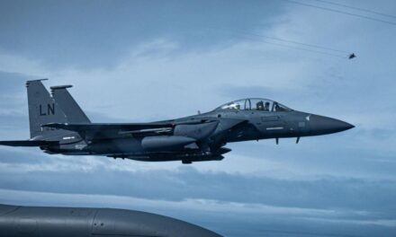 Rescataron a un piloto, otro sigue desaparecido y crece la tensión en Ormuz