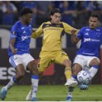 Boca resistió con diez hasta donde pudo, pero perdió 1-0 ante Cruzeiro y se le escapó el invicto en Brasil