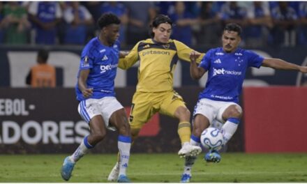 Boca resistió con diez hasta donde pudo, pero perdió 1-0 ante Cruzeiro y se le escapó el invicto en Brasil